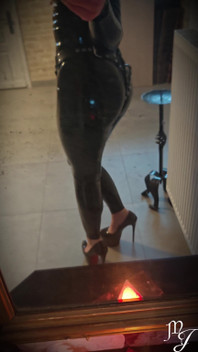 Catsuit Et Strapon - Maitresse Julia