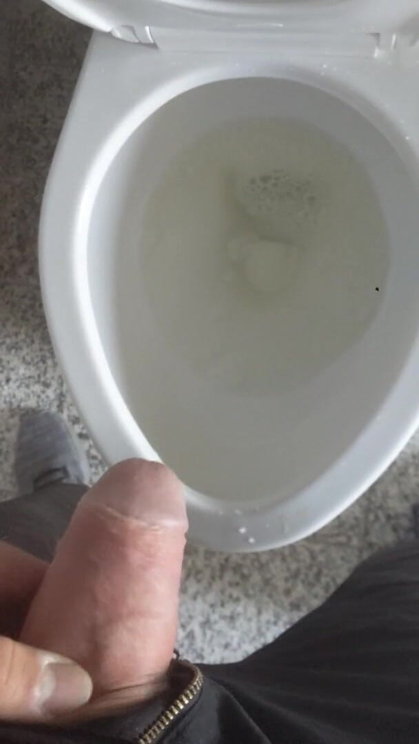 Russie Goodboy: Un garçon non circoncise fait pipi dans les toilettes
