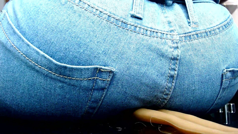 Maeling: Une salope noire écrasée dans un jean et un cul étouffé par...