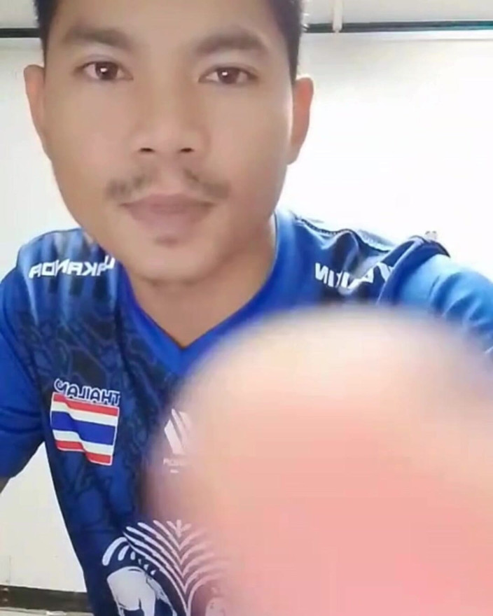 ninesuriya: Video live cewek sange ini lagi asik muasin memeknya pakai...
