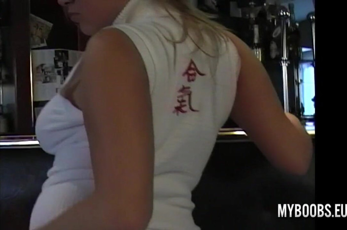 My Boobs: 可爱的金发玛丽娜脱衣舞在酒吧挑逗