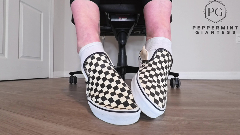 Peppermint Giantess: Furtiva provocación de pies de oficina en vans de checkerboard -...
