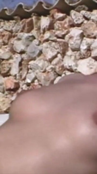 Tante seksi rambut pirang pengen ngentot di pantai