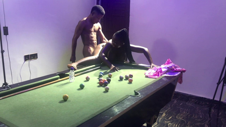 Amateur Teen Studio: Sexe amateur maison par un billard