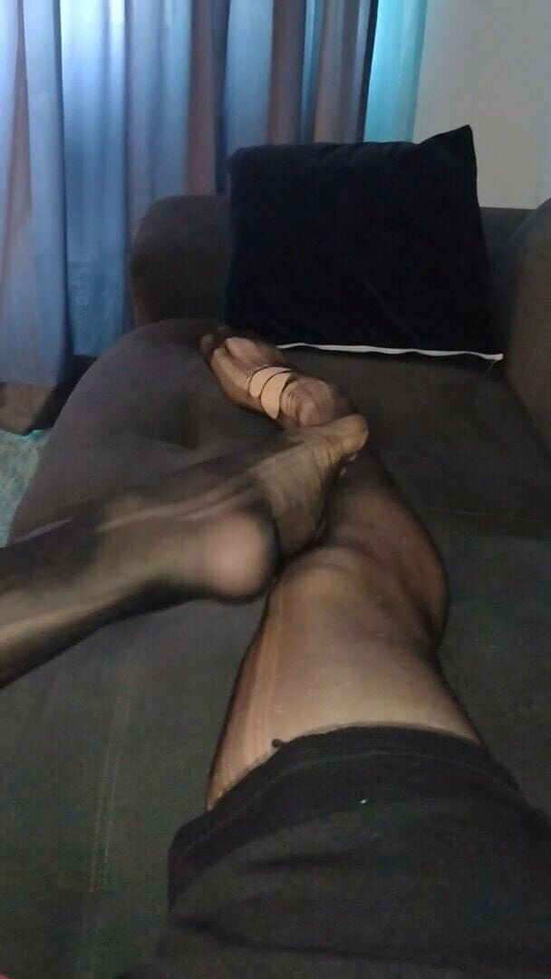 Tomas Styl: Latino joue avec ses pieds (chaussettes sheer)