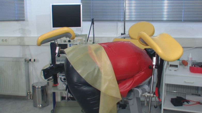 Rubber & Clinic Studio - 1ATOYS: Gaz maskesi ile ağır kauçuk mastürbasyonu