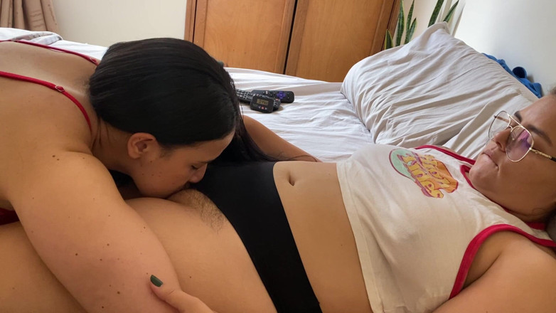 zoemelissa: Miresele lesbiene se bucură de sesiuni pasionale de cunnilingus, lingând și...