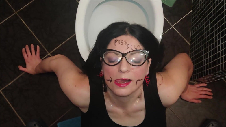 Toilet Mommy: Настоящий писаю, слюнявь глотает мочу ради удовольствия..