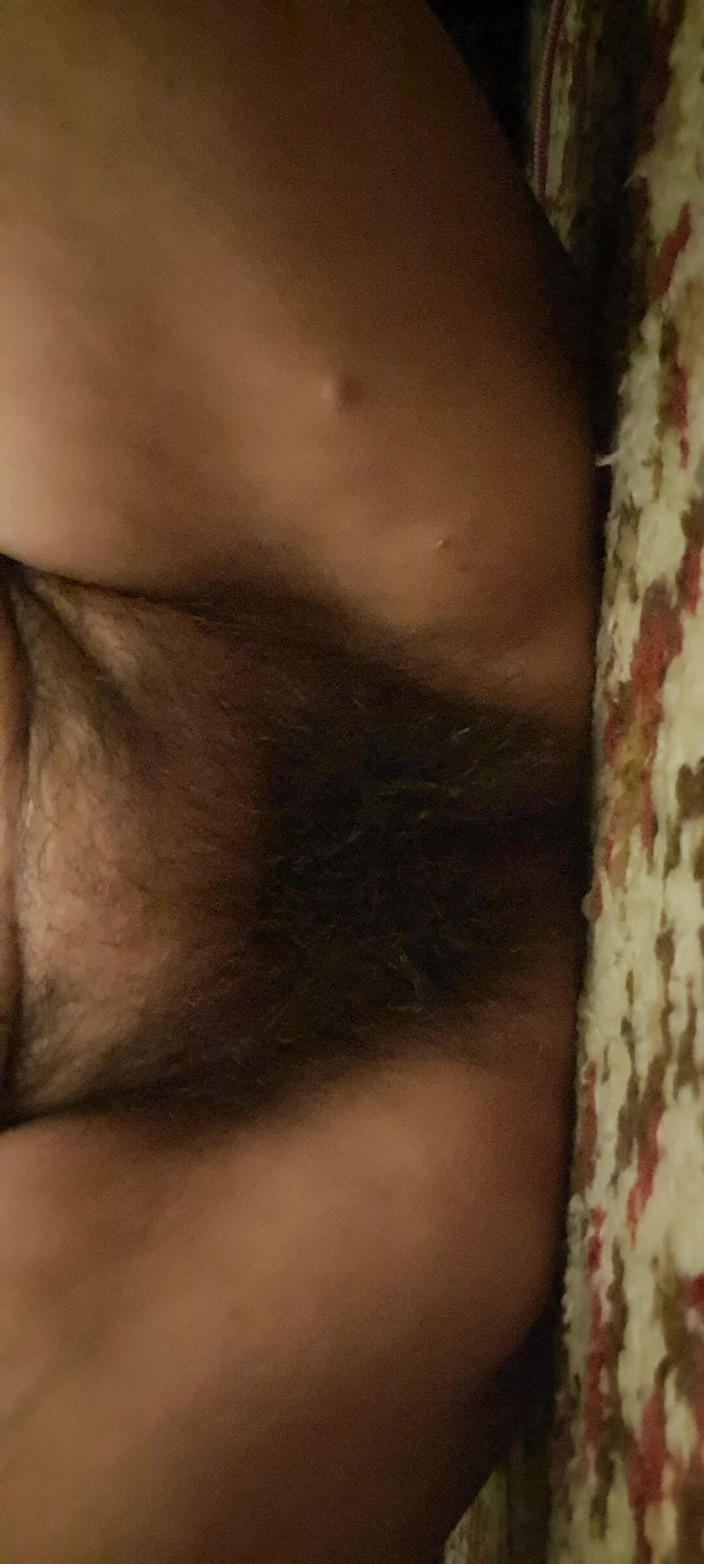 Mommy big hairy pussy: sauteli mammi dikha rahi hai ki uski gand kitni tang...