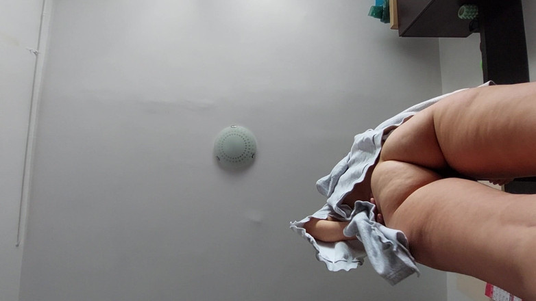 Amateur_MS: Amateur-mutter macht yoga nackt, behaarte muschi, dicker arsch, dicke titten....