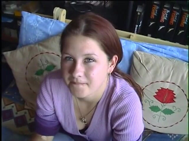 Old Good Porn: Une jeune brune se déshabille et taille une pipe affamée à...