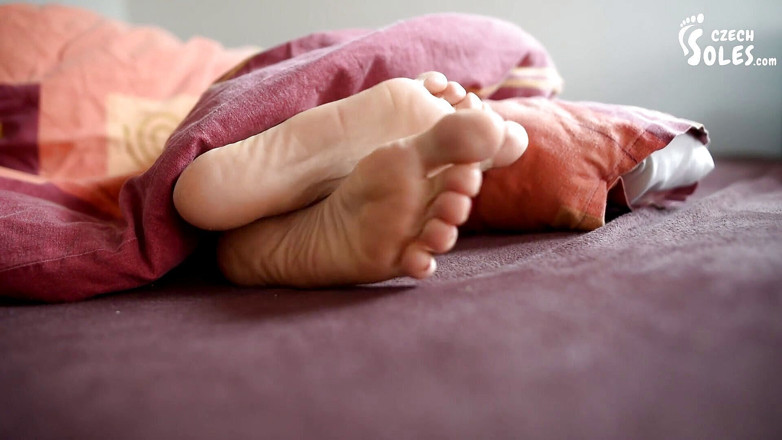 Czech Soles - foot fetish content: मेरे सुबह के पैर तुम्हारे लिए