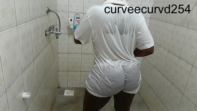 Curveecurvd254: Kami Diisap Dan Dientot Basah: Romansa Kamar Mandi