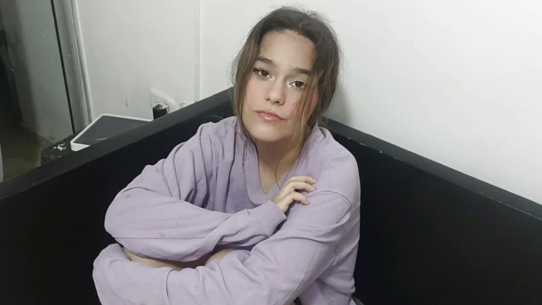 Natasxha: Mijn stiefbroer neukt me alleen in de kabinet in de...