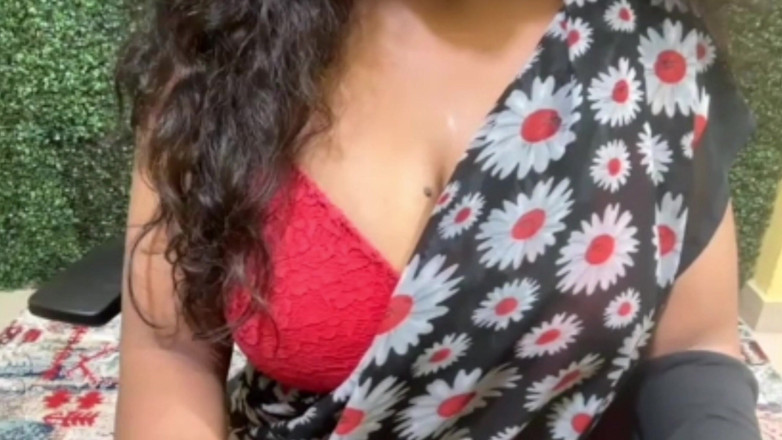 Surbhi453: भारतीय कॉलेज लड़की को अपने छात्रावास के कमरे में कक्षा के बाद अपने सहपाठी के साथ चुदाई करना पसंद है