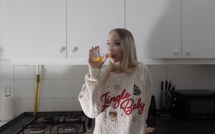 No panties TV: Hot Petite Sexy Girl in the Kitchen Masturbates on Christmas...