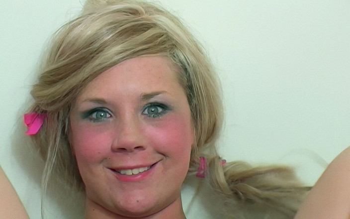 Real Sex Pass: Ältere männer ficken und kommen über eine süße jüngere blondine