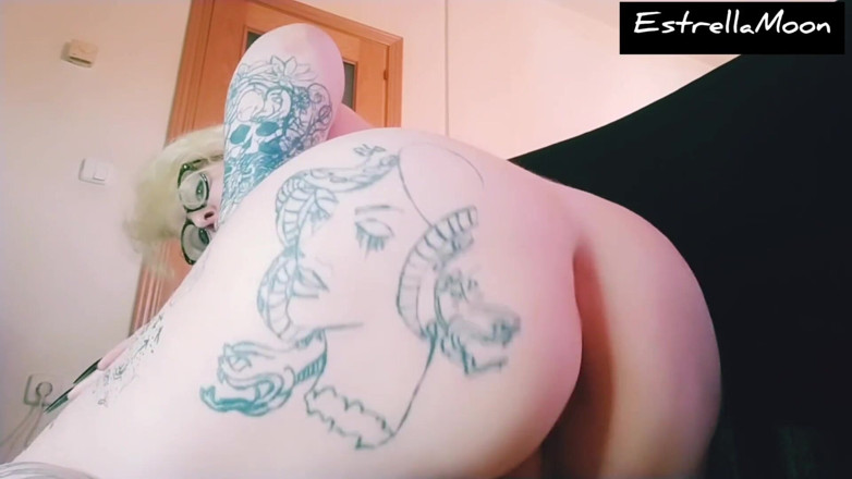 Estrella Steam: Une fille à gros cul joue avec son gode