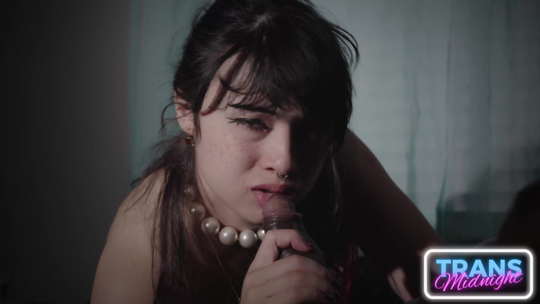 Trans Roommates: Cailey Katts se fait étirer son trou trans étroit par un étalon noir...
