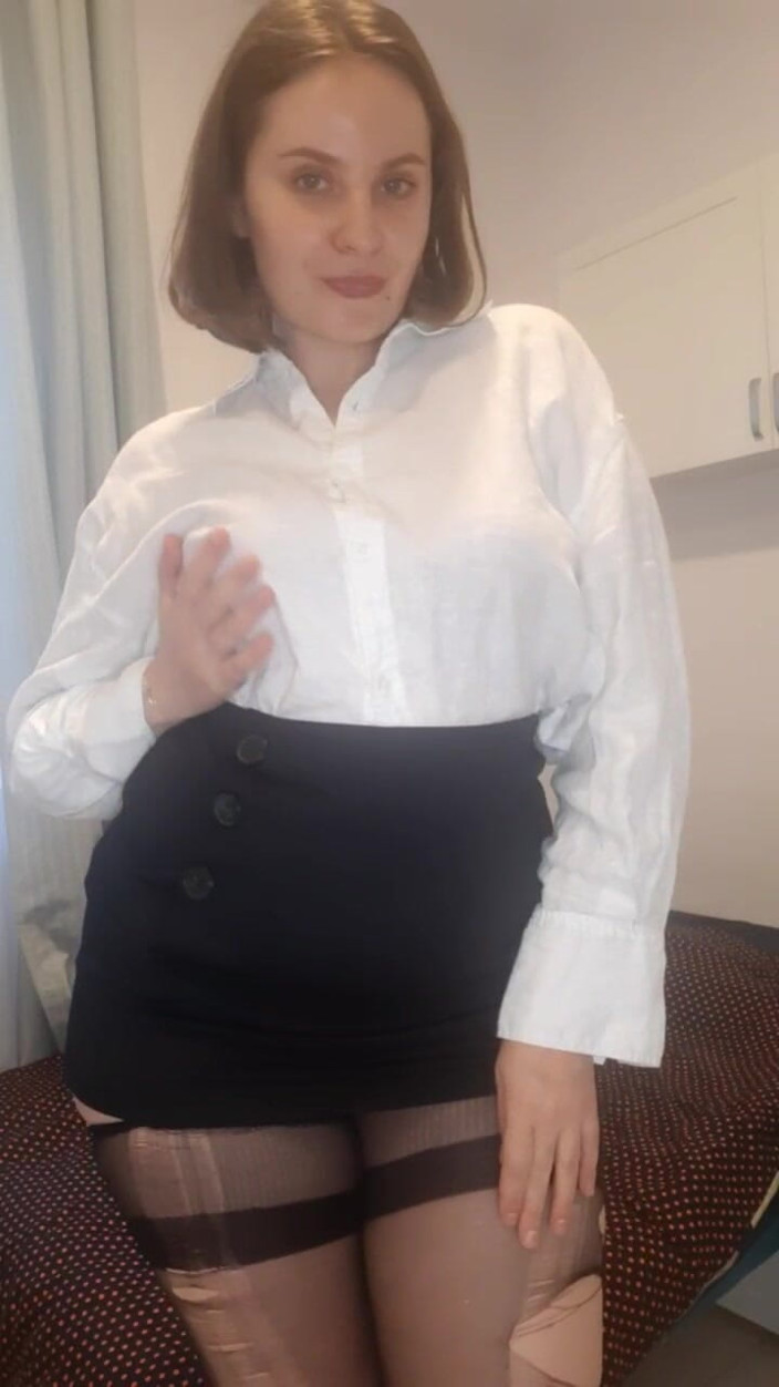 withcymommi: Spogliarsi E Stuzzicare Facilmente Con La Lingerie