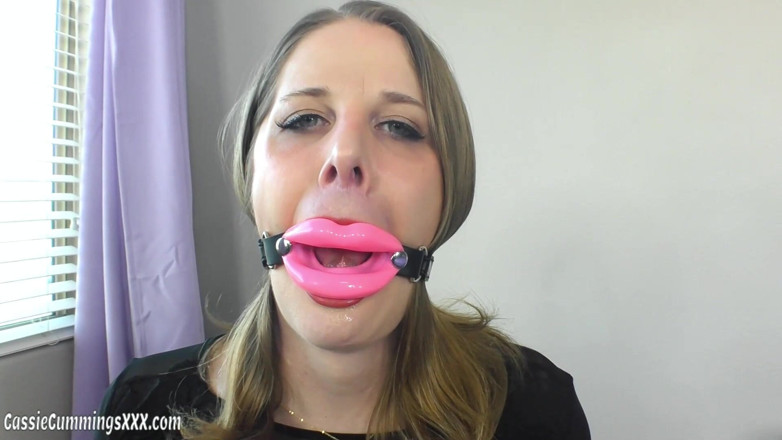 Cassie Cummings: Cassies BDSM-knebel Anprobieren und reden