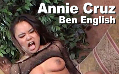 Edge Interactive Publishing: Annie Cruz & Ben English saje šukání a stříkání na obličej