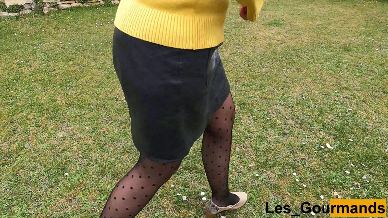Les Gourmands: MILF dalam stoking dan tumit dengan skirt kulit kencing mencangkung...