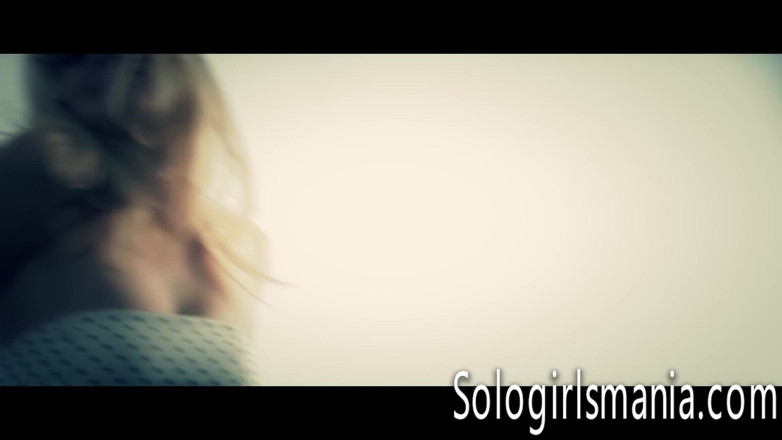 Solo girls mania: Юная блондинка Scarlet Red танцует и мастурбирует