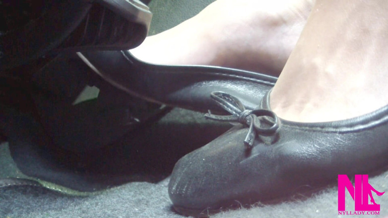 Nyllady: Revving dans des appartements noirs pieds nus