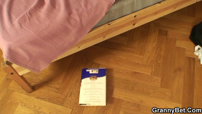 Granny Bet: Шпиляю книжного червя