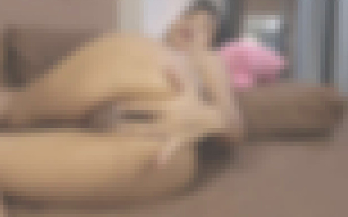 Cupcake: Une jolie asiatique amateur taquine avec ses doigts par devant...