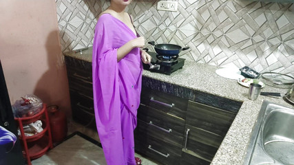 Saarabhabhi6: Une belle-mère indienne surprend son beau-fils vivek pour son anniversaire...