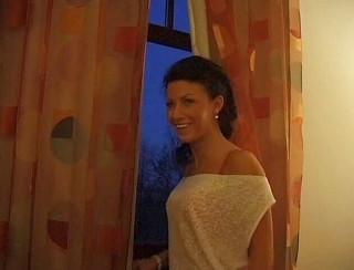 Flash Model Amateurs: Séance photo avec une superbe brune