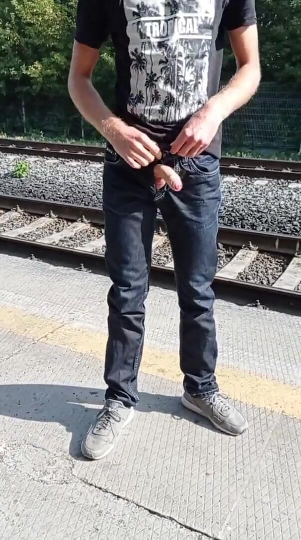 Dick Boys Studio: Masturbando na estação de trem
