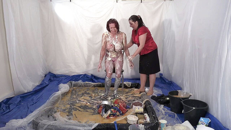 Gunked up girls: Il malizioso host del party faye Rampton gunked