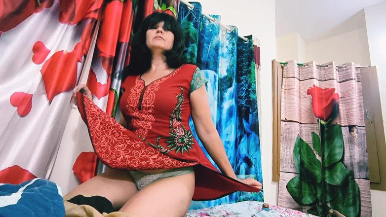 Bolly Karma: 一个大黑鸡巴为热辣的荡妇妻子总是快乐