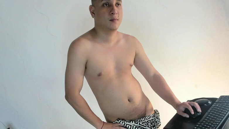 Tomas Styl: Tomas Styl Online Arrecho Jugando Y Masturbándose Con Sus Amigos...