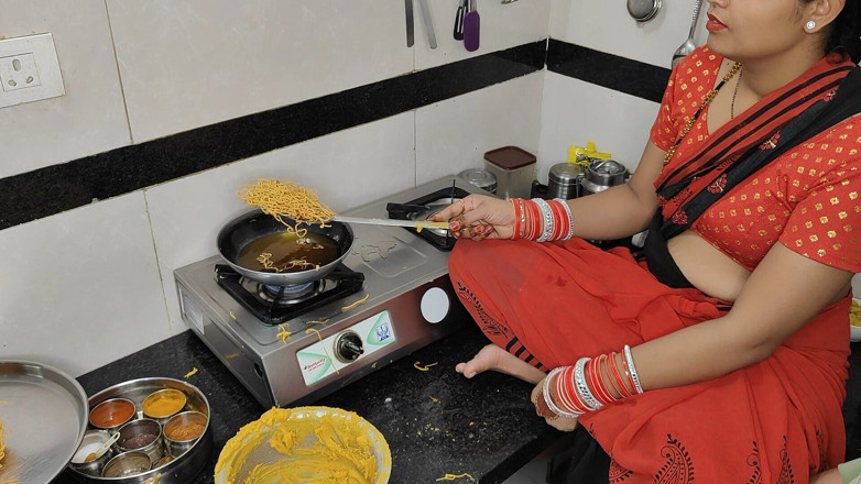 Sexy Komal: Trong khi Komal đang làm namkeen cho Diwali, anh rể nếm...