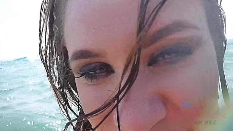 ATK Fans (Girlfriends): Vacanță virtuală În Hawaii cu Anya Olsen 1/11
