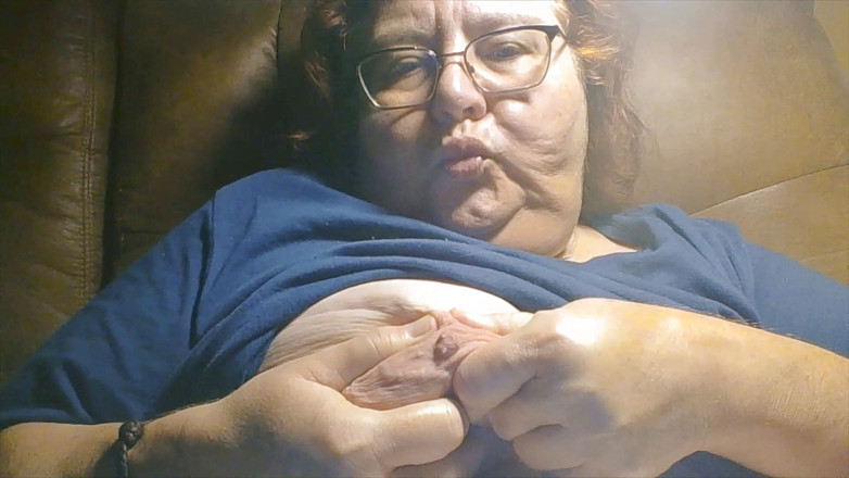 BBW nurse Vicki adventures with friends: Aku bermain dengan payudaraku dan mengekspresikan susu untukmu! Aku 56 tahun...