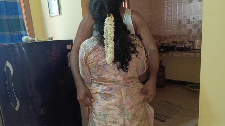 Pushpa studio: Chica universitaria caliente en romance en cocina