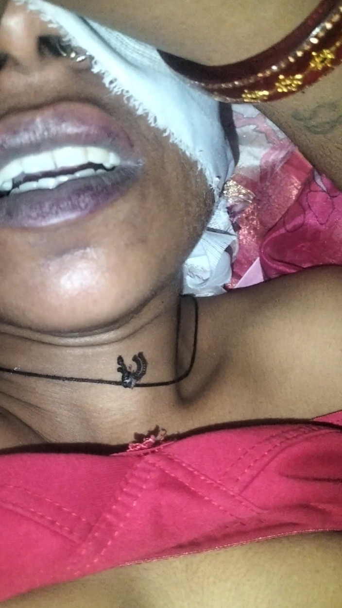 Desi kutiya: Desi byn Bhabhi njuter av hårt sex