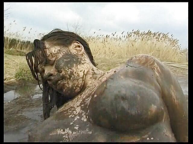 Horny Two really wet MILFs: Mollig meisje wordt buitenshuis in de modder geneukt