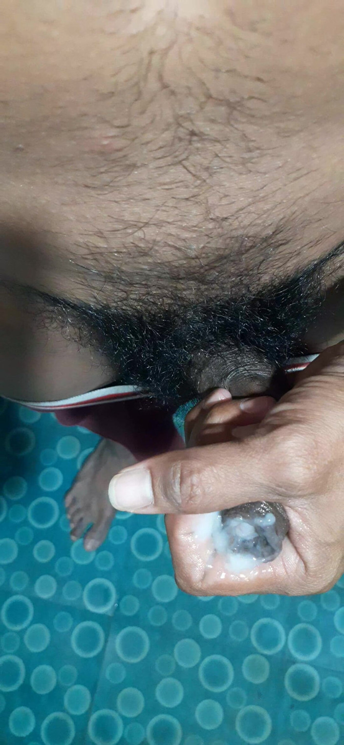 Che: Éjaculation, une grosse bite noire dans la salle de bain...