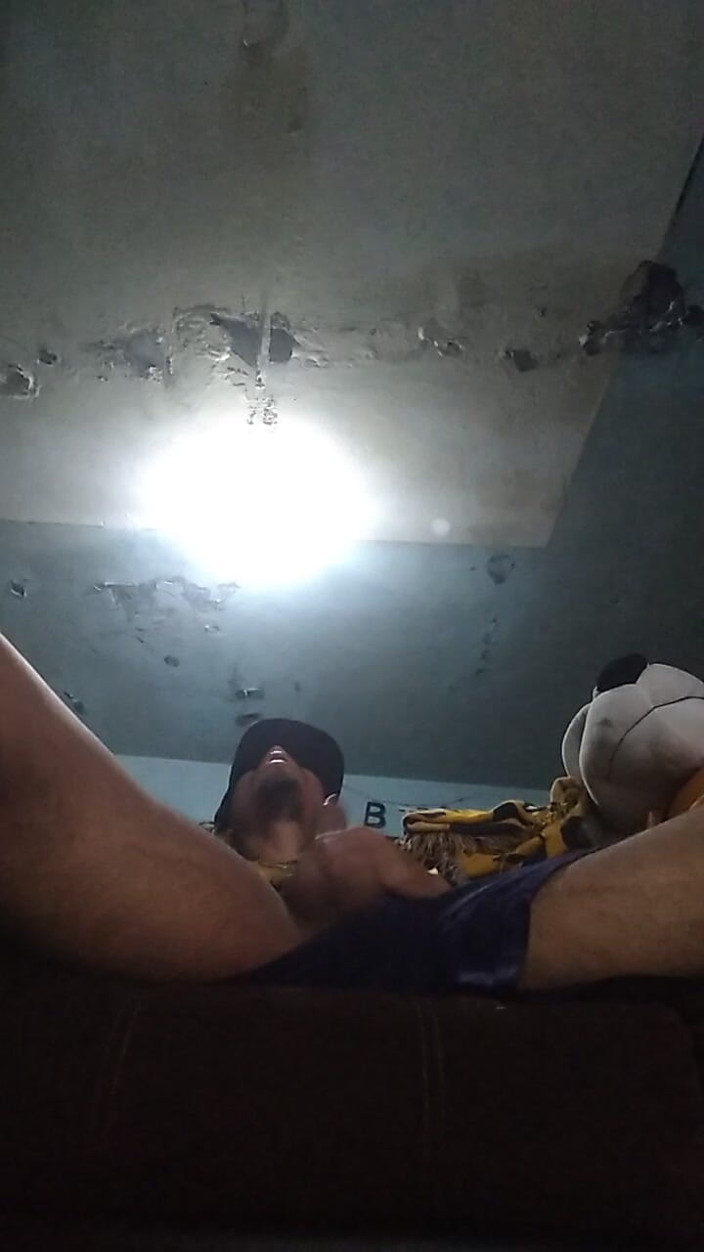 AlexAlejandro13: Rămân singur jucându-mă cu penisul meu erect