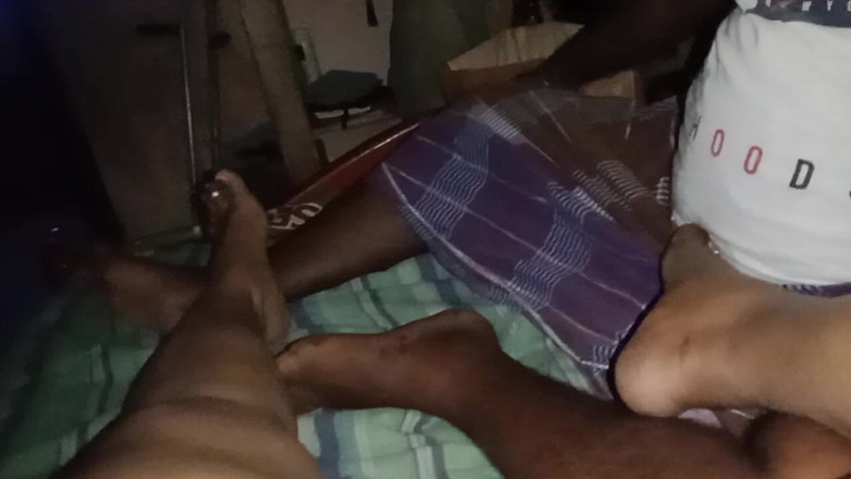 Tamil Anti Uma235: Ma belle-sœur écarte sa condition de femme et laisse sortir sa...