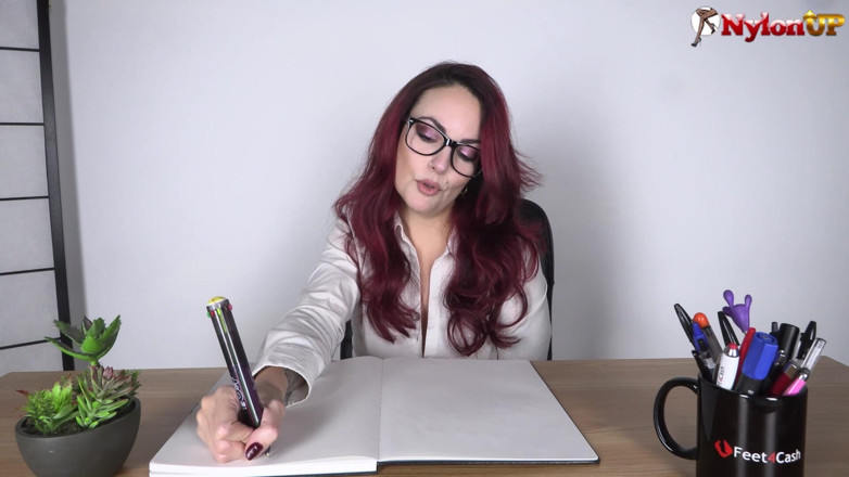 FootFetish Girls With Sex Toys and Nylons: Sinnliche begegnung mit der brutzelnden heißen chefin und ihren wunderschönen...