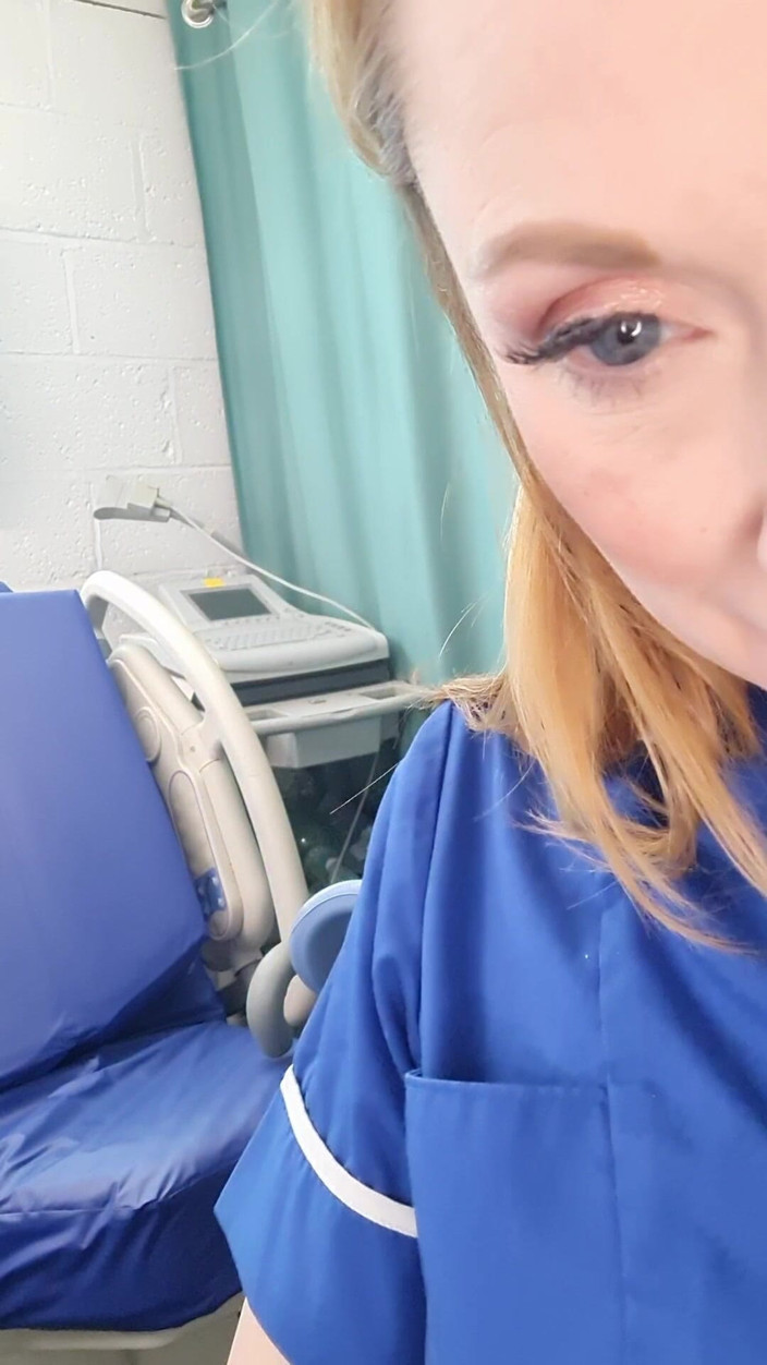 Lily kink: Zlobivá sestřička vás přistihne při nakukování a zve tě, abys...