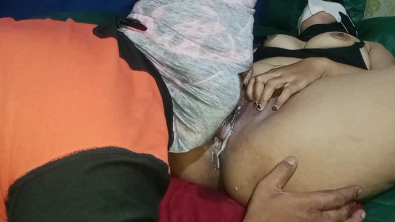 Babang endut: Une agent de sécurité se fait lécher la chatte jusqu’à...