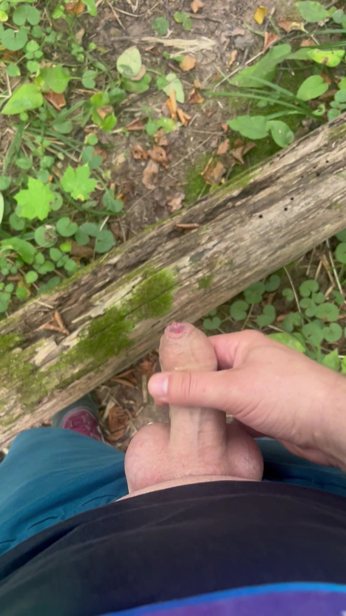 Young cum: Beendet auf einem Spaziergang im wald
